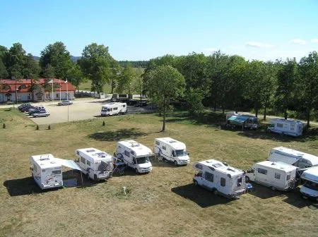 Saka Manor caravan and camping